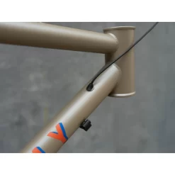 Veloci Cycle - Jimmy V.2 Gravel Adventure Frameset - Gravel Khaki 15 Veloci Cycle - Jimmy V.2 Gravel Adventure Frameset - Gravel Khaki -Bicycle Components Store veloci cycle jimmy v2 gravel adventure rahmenset gravel khaki7